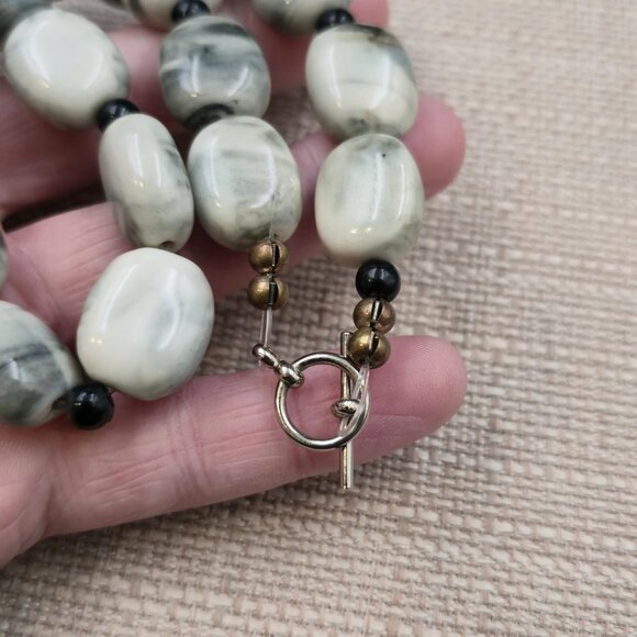 18 Inch Feather Gray Calcite Stone Chunky Necklace B1000 - Picture 4 of 6